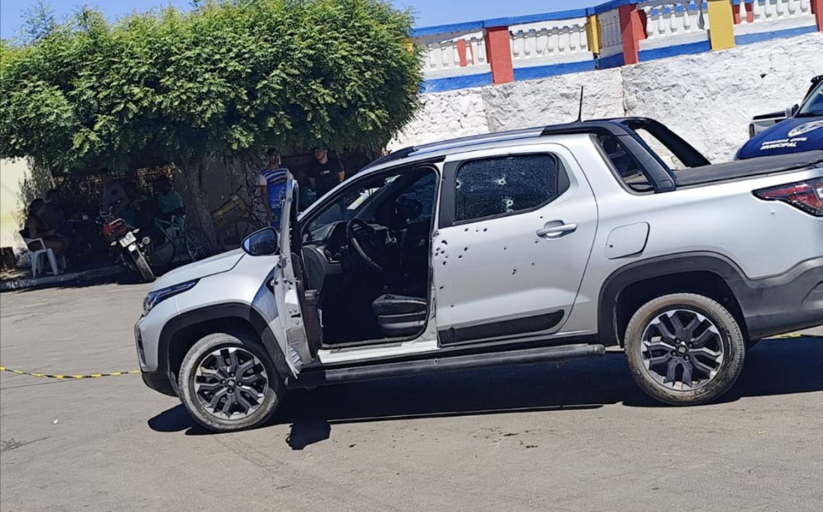 Três pessoas são baleadas dentro de carro na feira-livre de Ibotirama