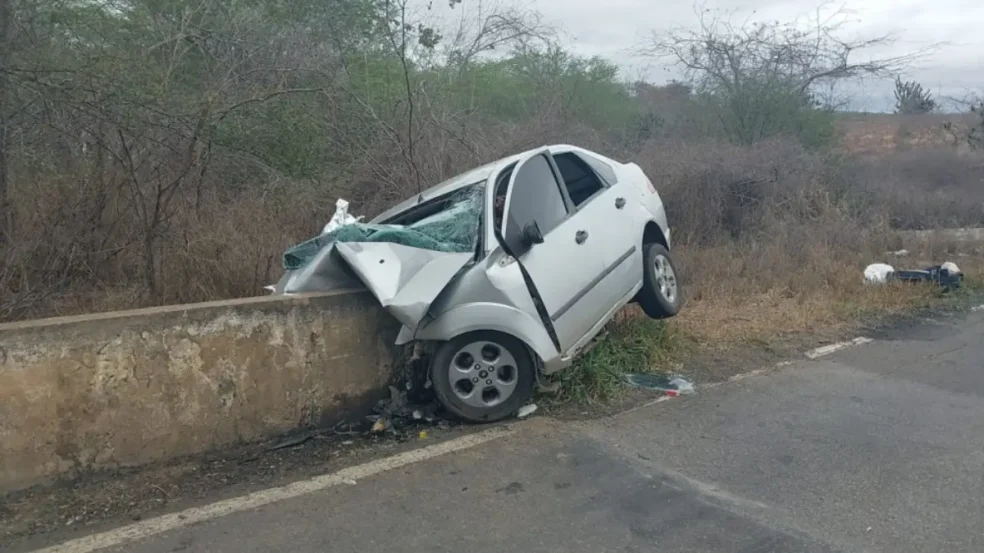 Veja como ficou o carro da família que morreu em acidente na BA-026