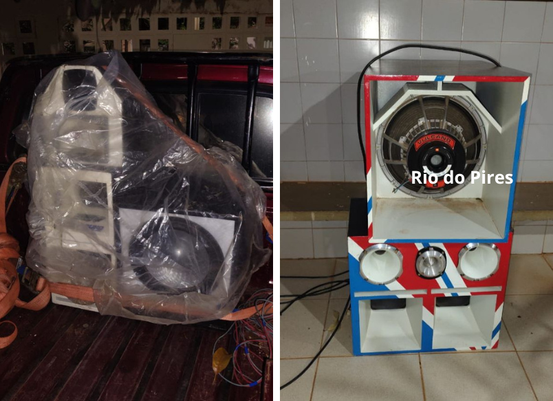 Dois sistemas de som automotivo apreendidos em Livramento de Nossa Senhora: um embalado em plástico na traseira de um veículo, outro pintado com cores vibrantes e posicionado no chão, com alto-falantes visíveis.