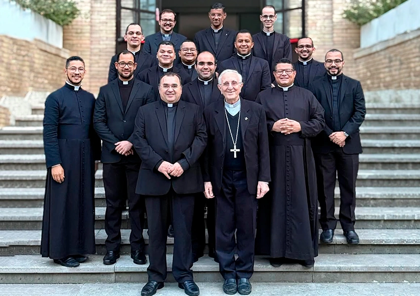 Padres brasileiros do Regional Nordeste 3 da CNBB com Dom Armando Bucciol em frente ao Colégio Pio Brasileiro, Roma.