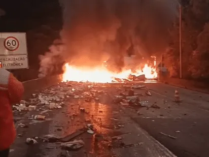 Grave acidente interdita BR-376 em Tijucas do Sul e deixa 1 morto e 14 feridos - Colisão frontal