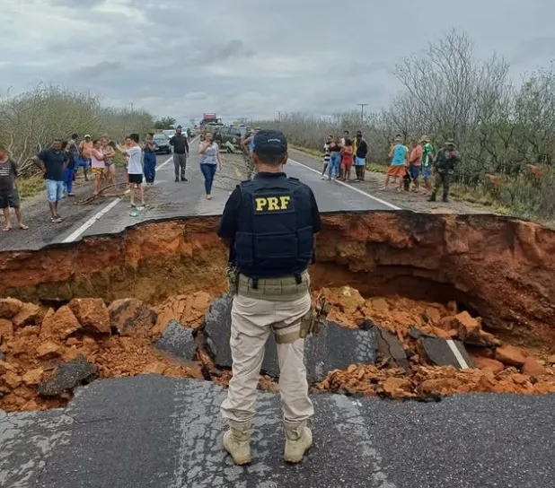 Chuvas intensas provocam cratera e interditam BR-116 em Tucano
