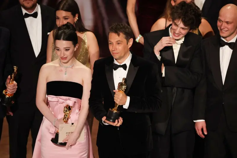 Equipe de Anora no Oscar 2025 com Mikey Madison e Sean Baker, vencedores de cinco estatuetas incluindo Melhor Filme.