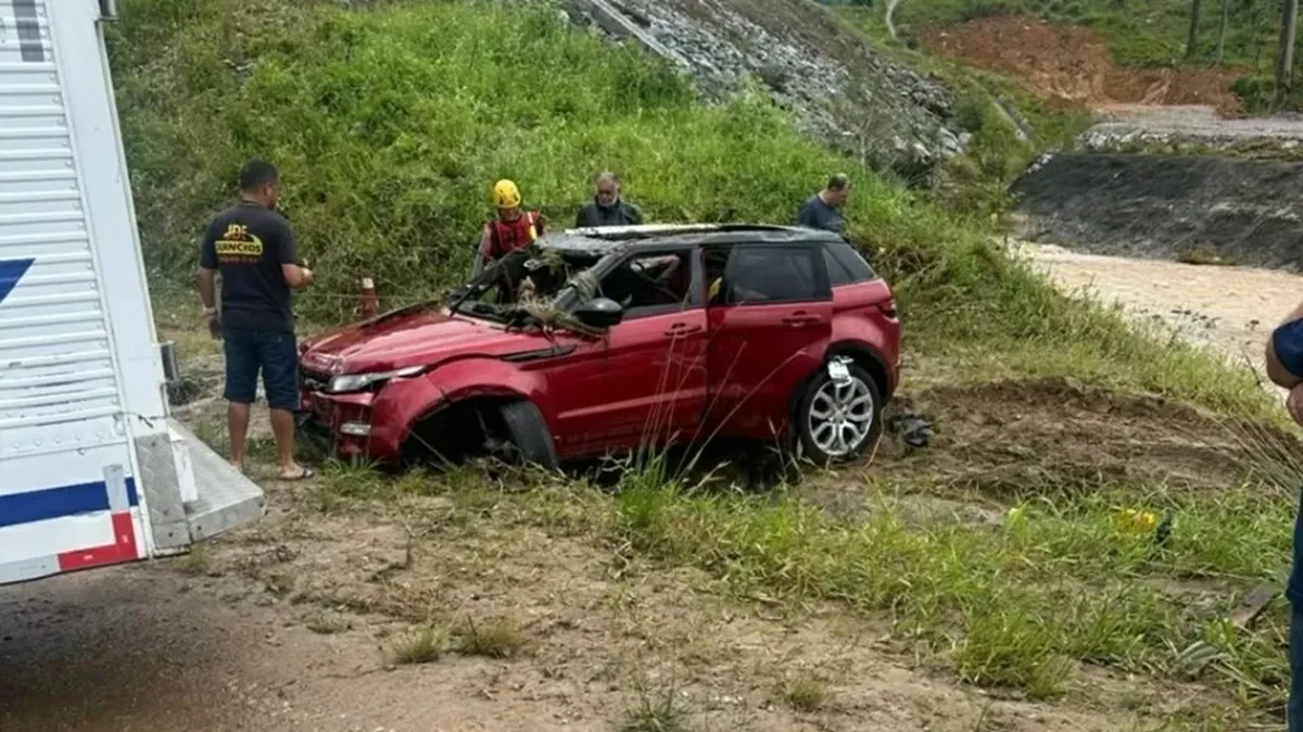 Casal estrangeiro e bebê morrem após carro ser arrastado por enxurrada em SC