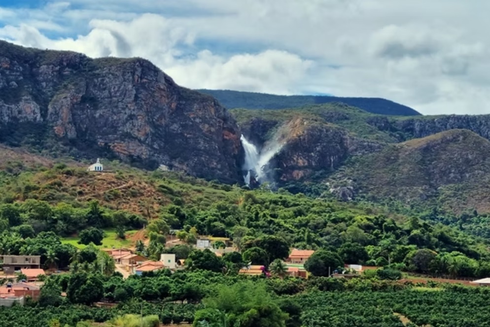 Cachoeira Véu de Noiva – Um Tesouro Natural em Livramento de Nossa Senhora, Bahia