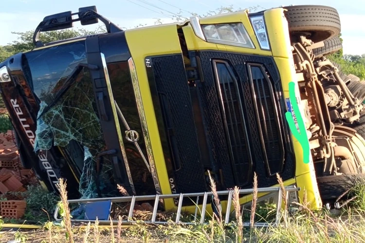 Macaúbas: carreta carregada de blocos tomba na BA-156