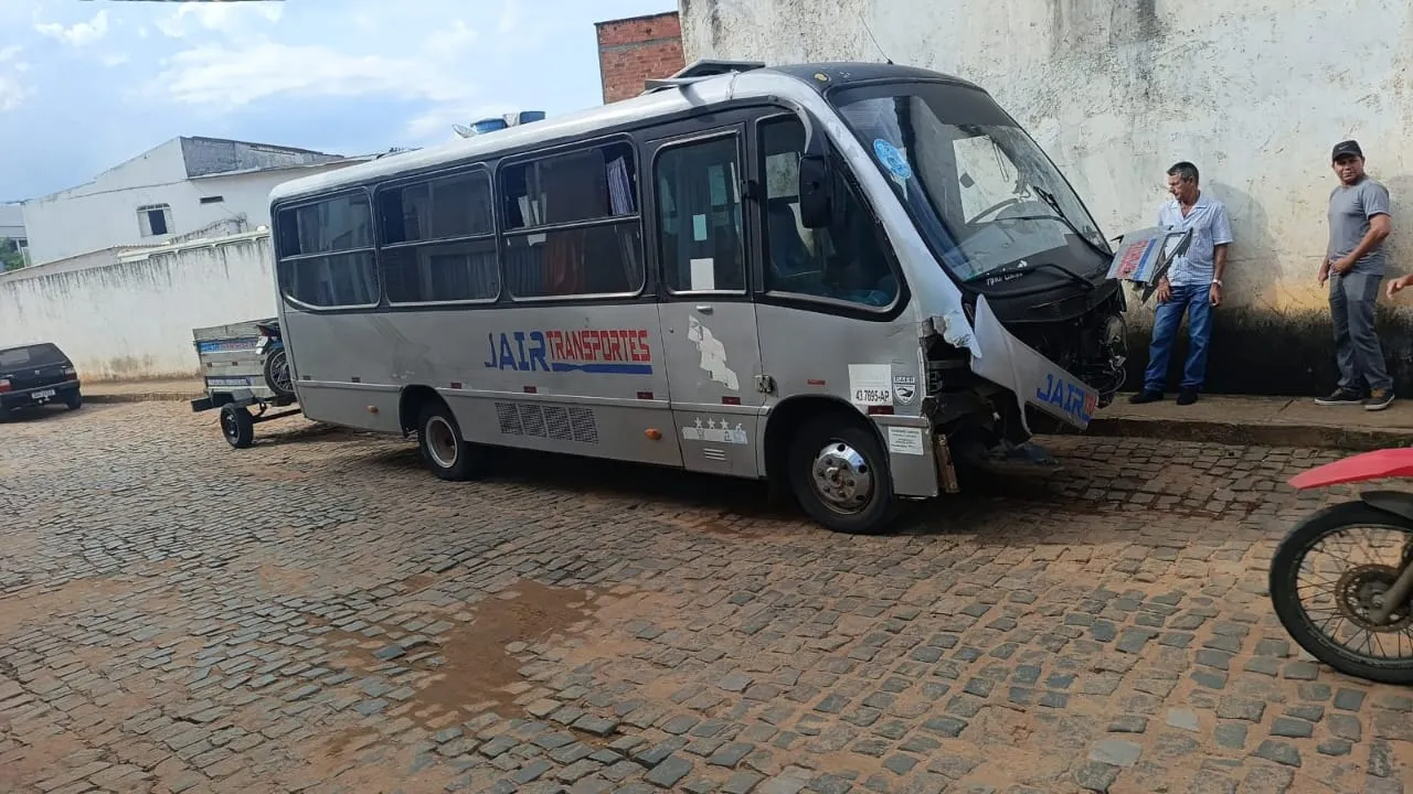 Ônibus desgovernado causa pânico e destruição na Feira Livre de Caetité