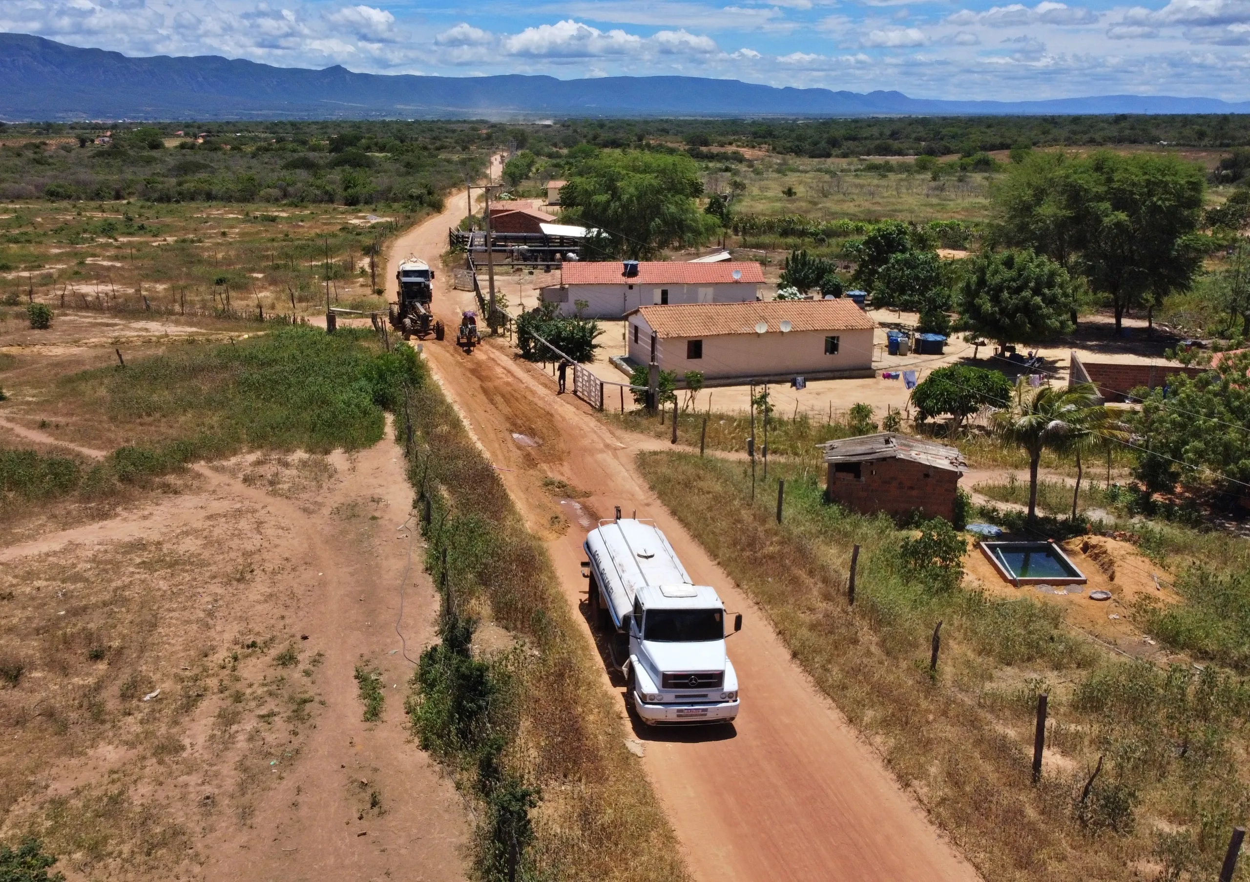 Prefeitura realiza obras de recuperação na estrada da Canabrava