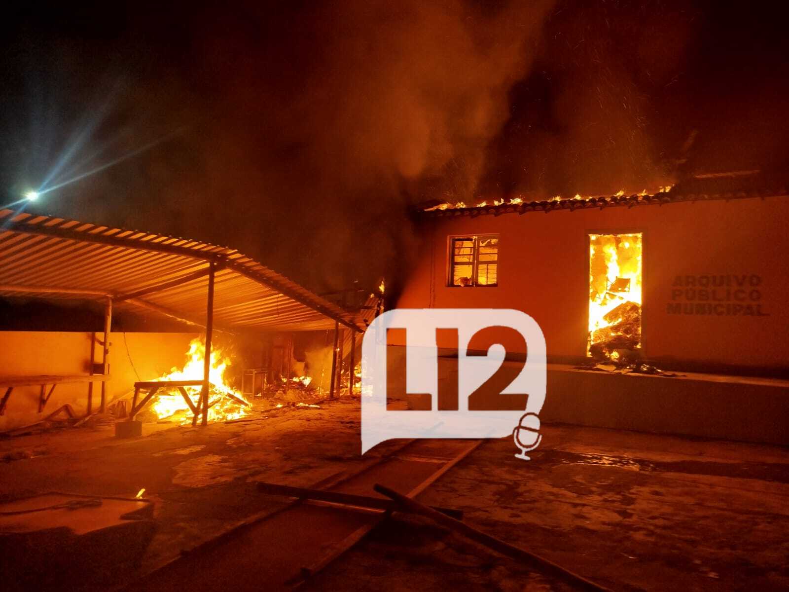 Incêndio destrói galpão anexo da Prefeitura de Macaúbas que abrigava o arquivo público, com perda total de documentos.