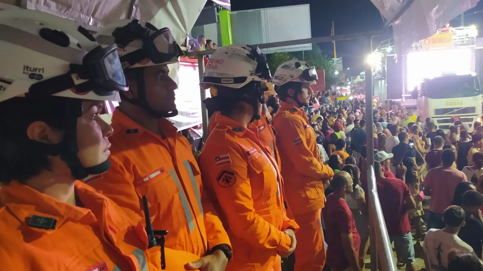 Trio elétrico e foliões na Praça Armindo Azevedo durante o Carnaval de Brumado 2024.