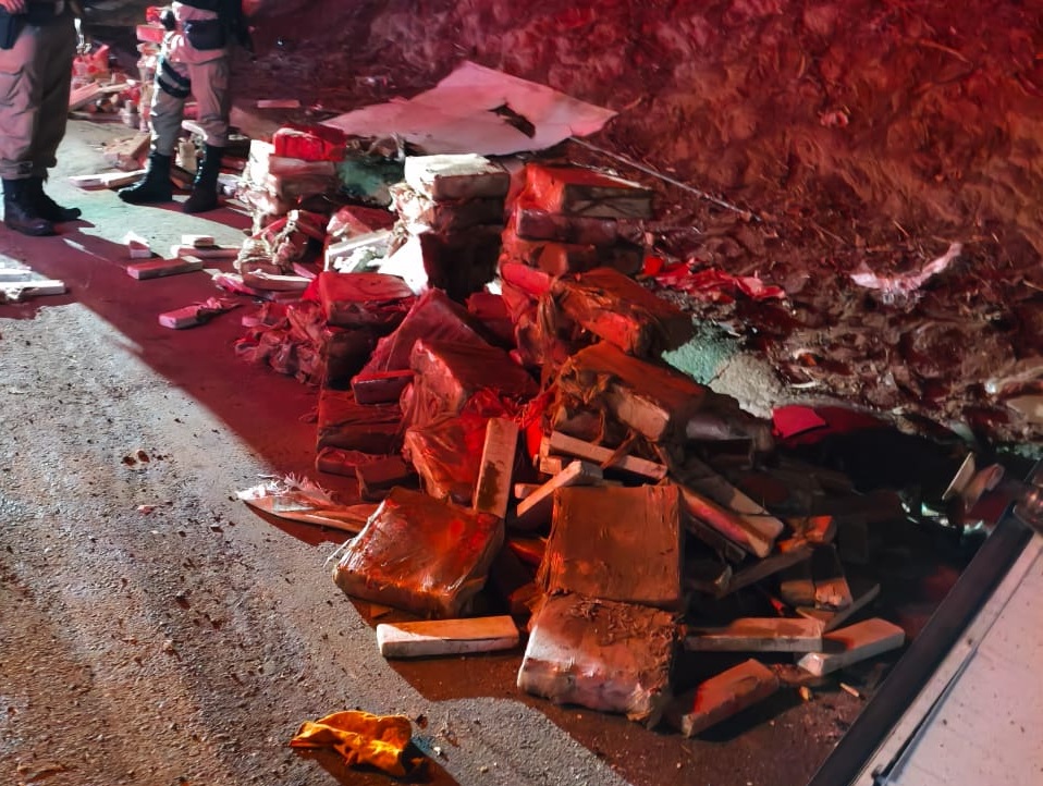 Colisão entre carretas revela carga de maconha espalhada em rodovia de Minas Gerais